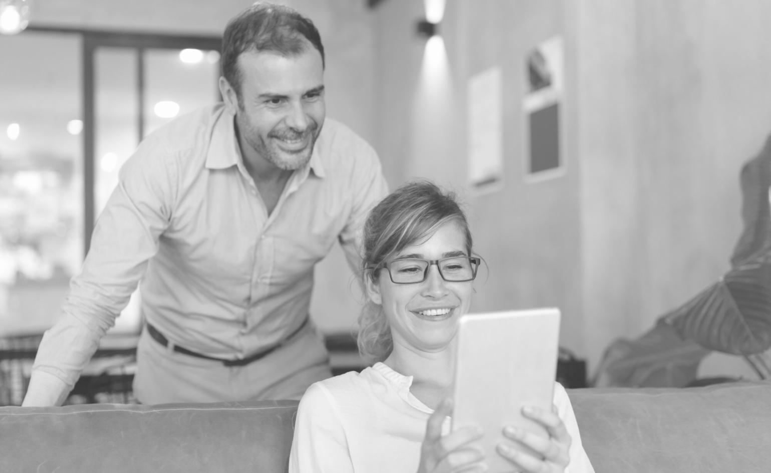 Session de formation en gestion financière avec participants analysant des données budgétaires